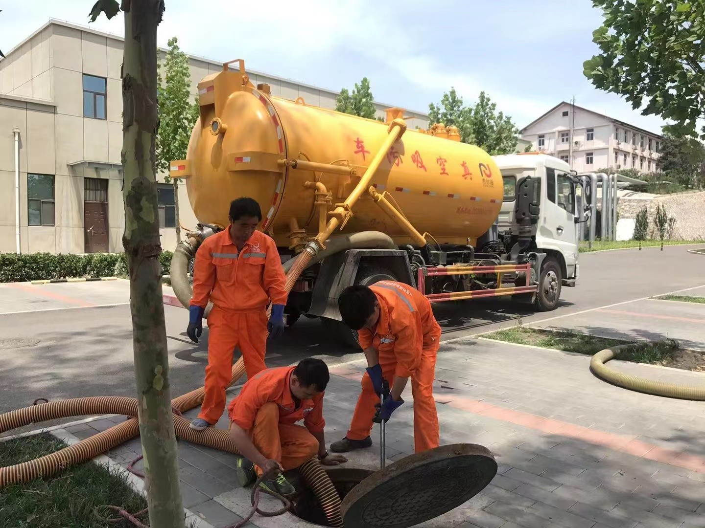 沿滩管道疏通车停在窨井附近