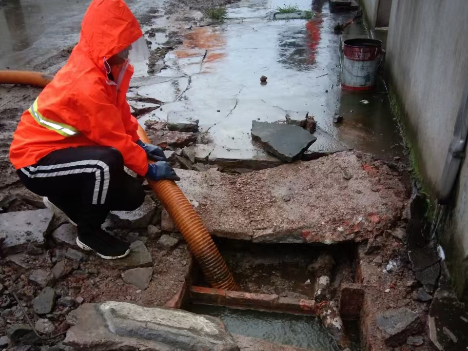 沿滩专业清理污水池 炜誉市政以规范流程守护城市 “肠道”