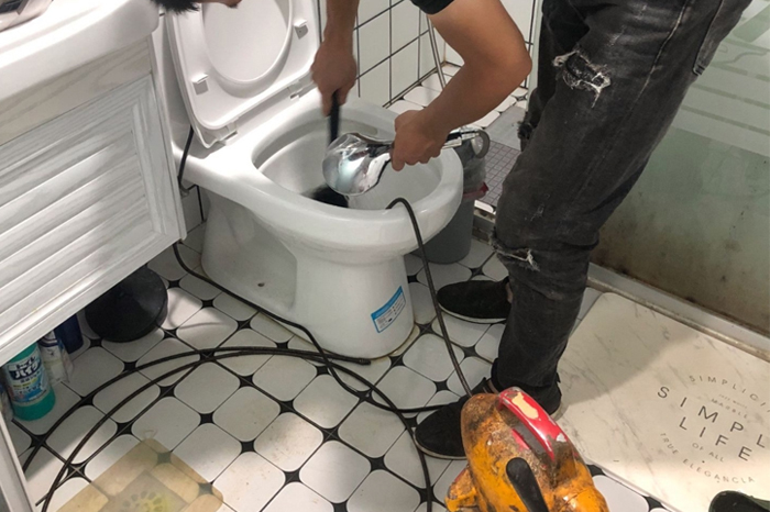 沿滩马桶堵塞自己疏通还是找师傅?专业上门服务让你省时更省心